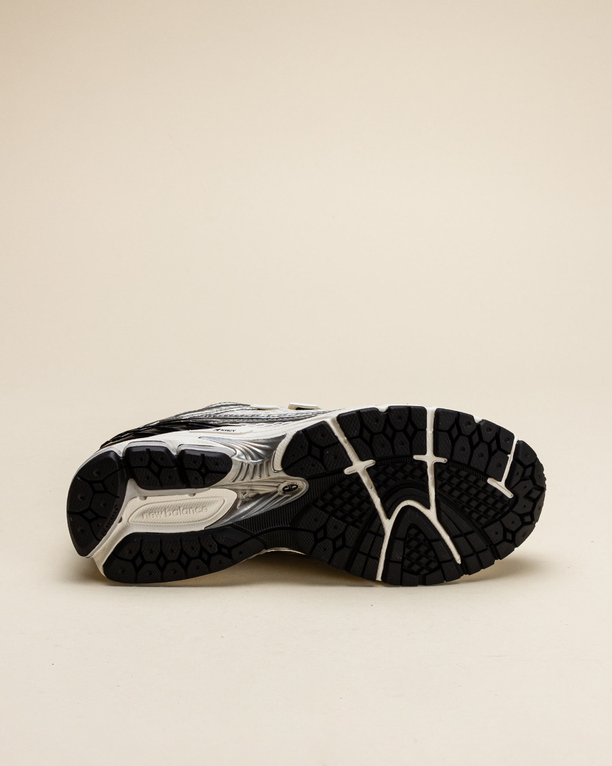 New Balance 1906R - Silver Metallic / Black / Sea Salt