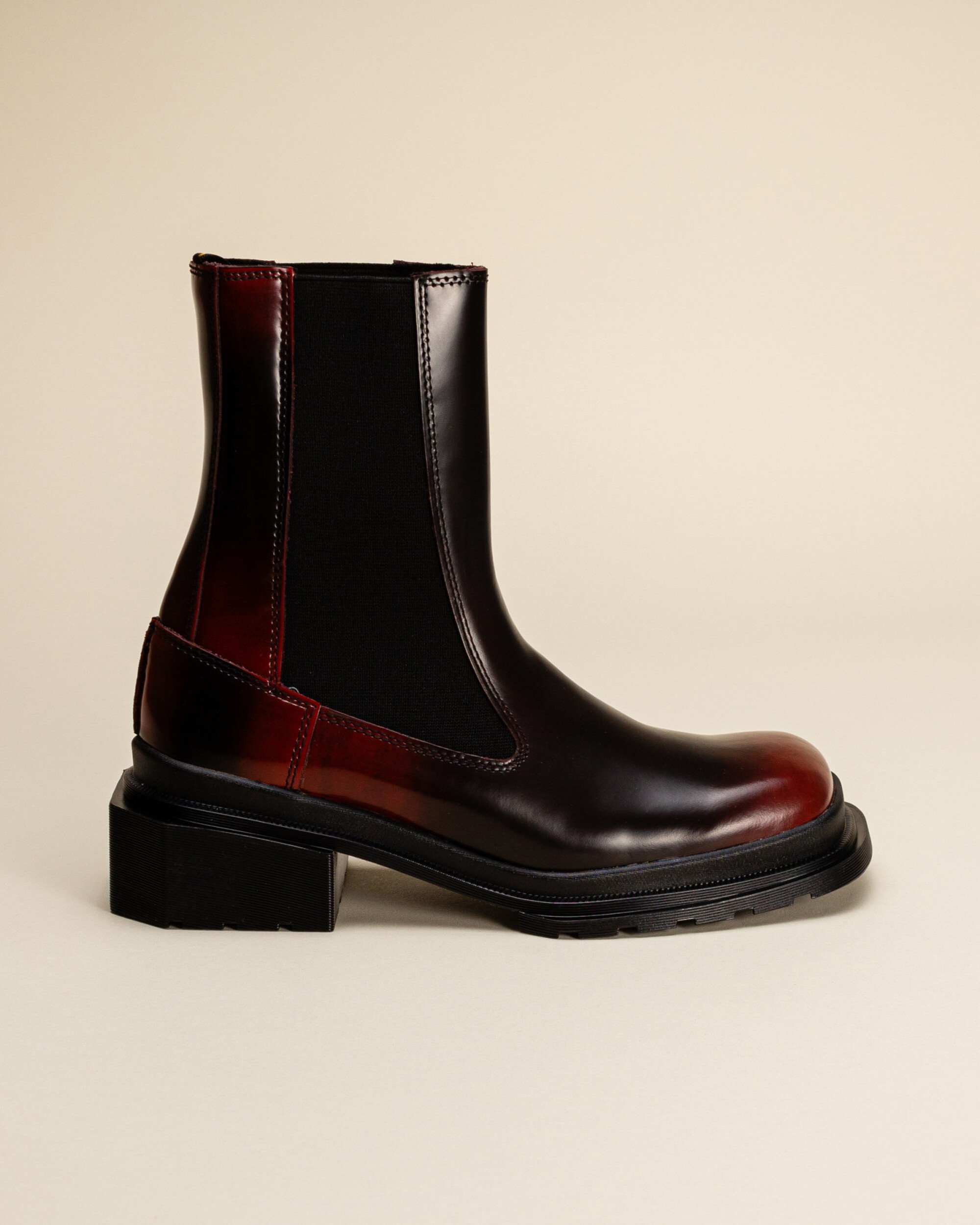 Dr. Martens Maybole Chelsea - Black/Cherry Red Brush off