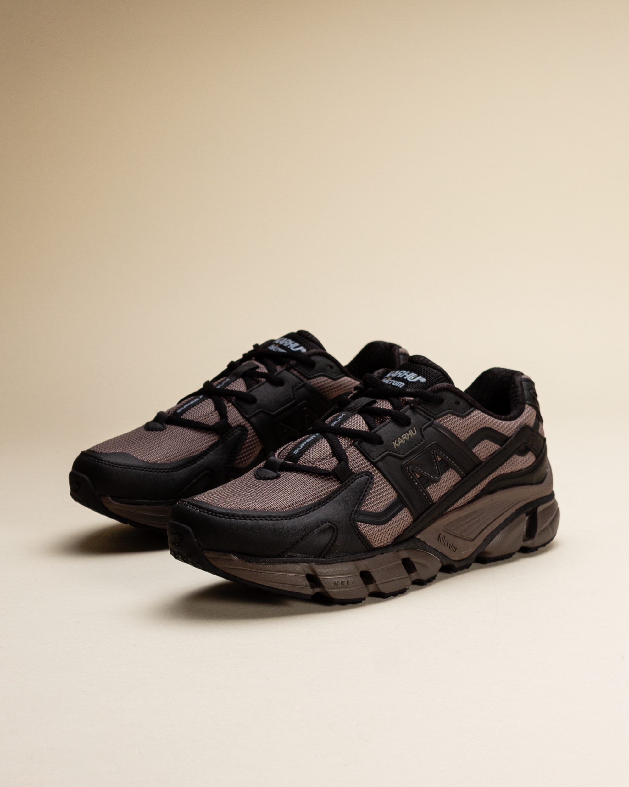 Karhu Super Fulcrum Black/Falcon