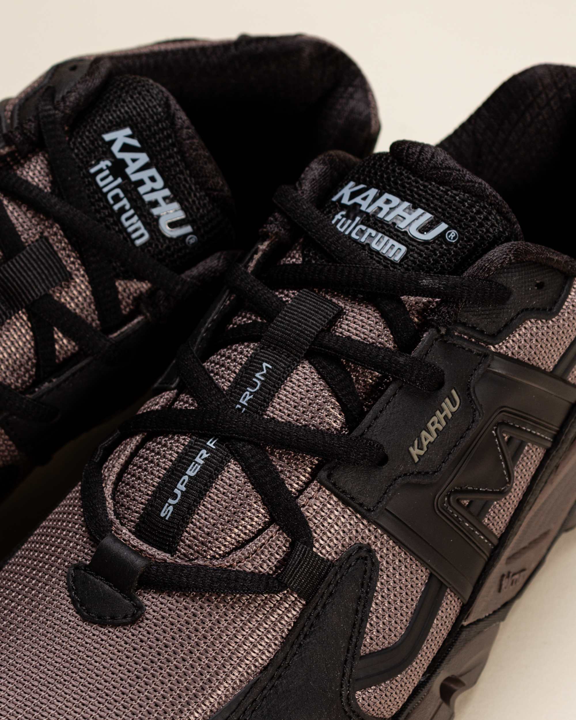 Karhu Super Fulcrum Black/Falcon