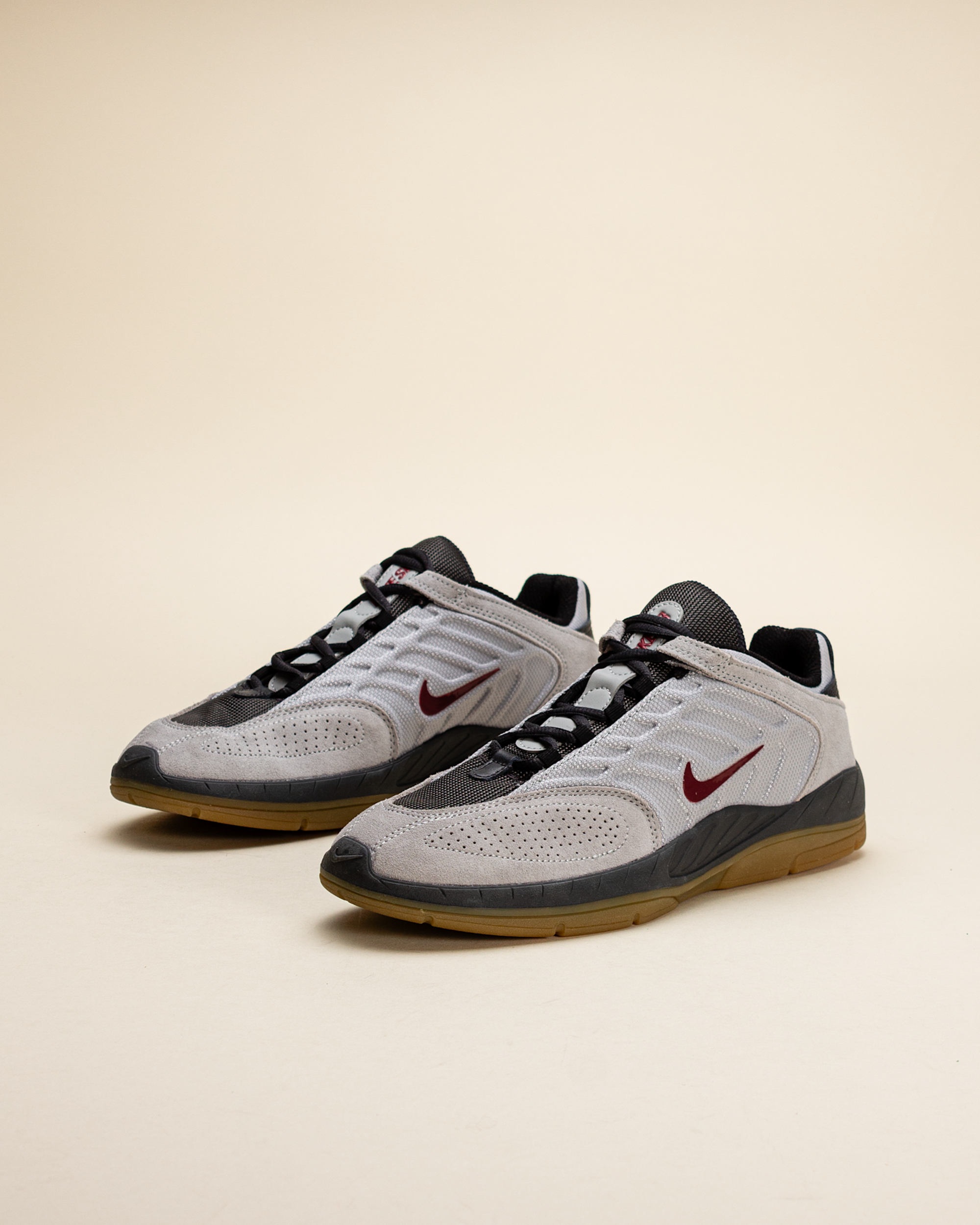Nike SB Vertebrae Light Smoke Grey/Dark Smoke Grey/Black/Dark Team Red