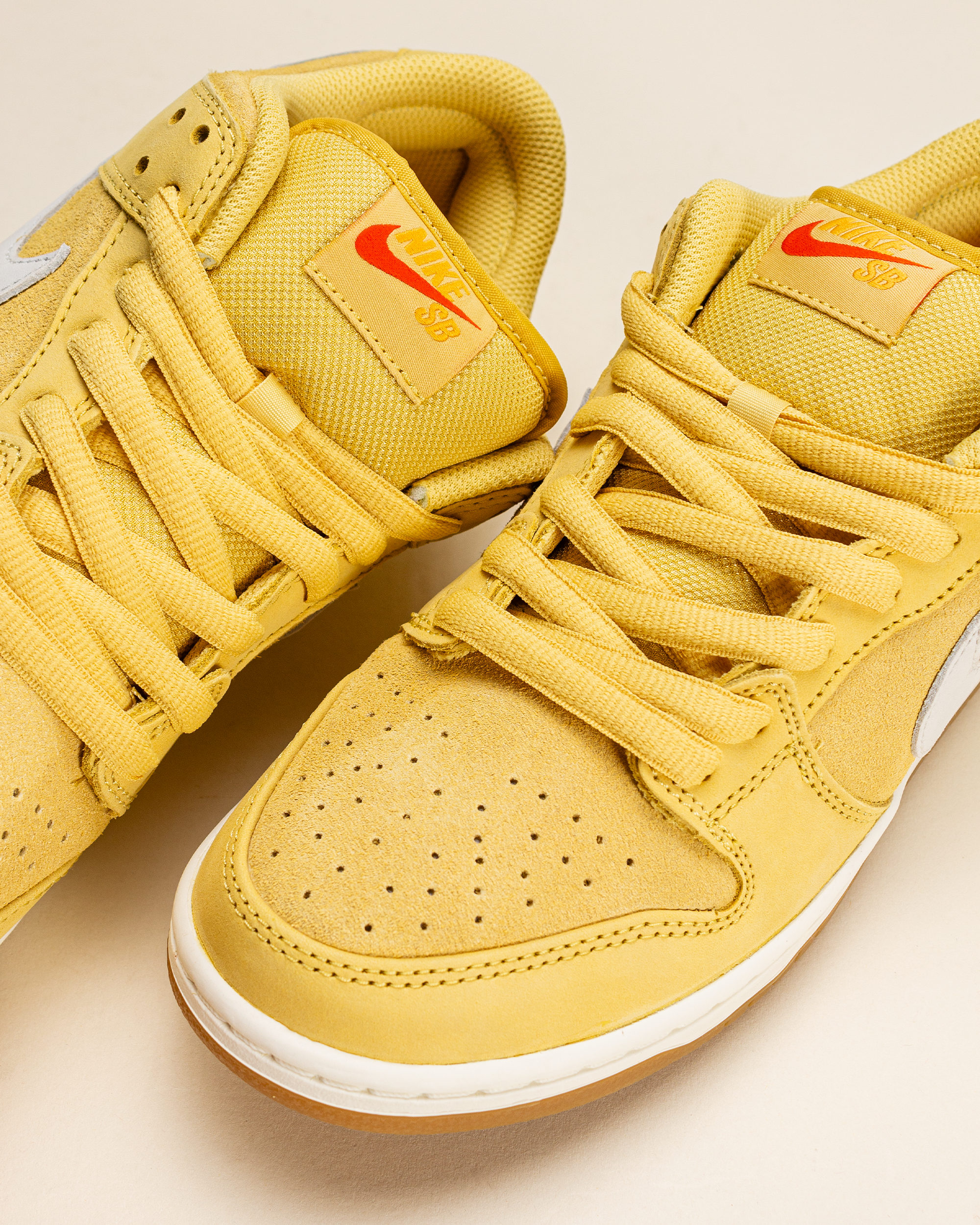 Nike SB Dunk Low Pro Saturn Gold / Solar Flare