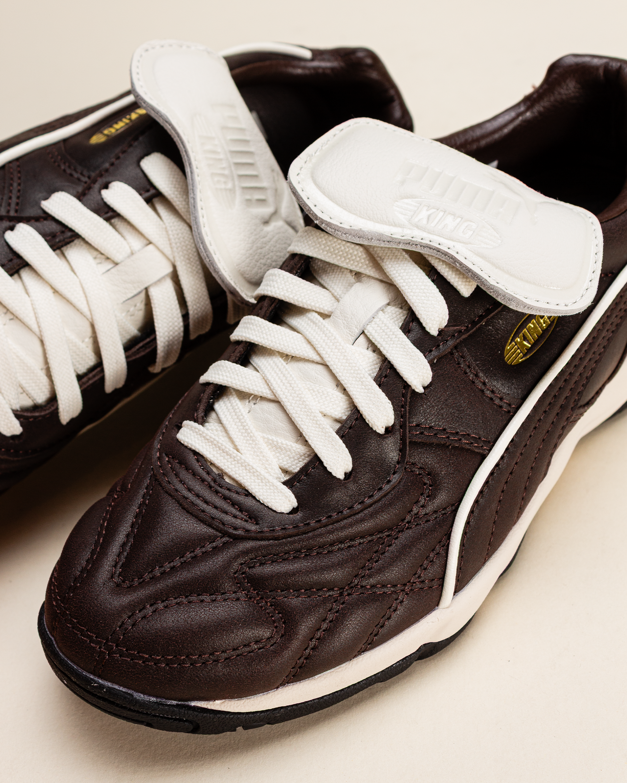 Puma King Indoor - Dark Chocolat/Warm White