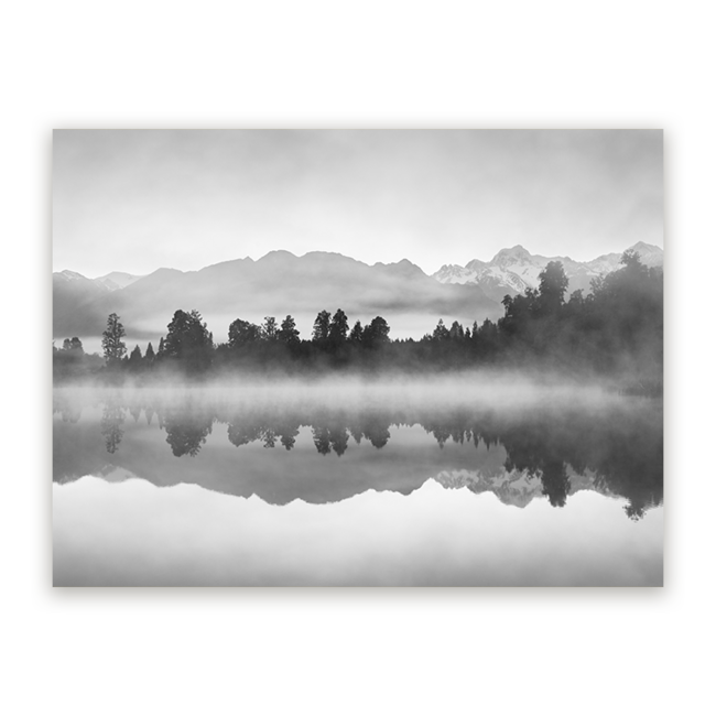 Sweet Living Schilderij Mystieke Bergreflectie - Zwart Wit - Liggend