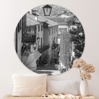 Sweet Living Wandcirkel Straatje bij het Comomeer - Zwart Wit