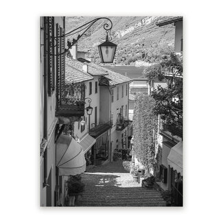Sweet Living Schilderij Straatje bij het Comomeer - Zwart Wit - Staand