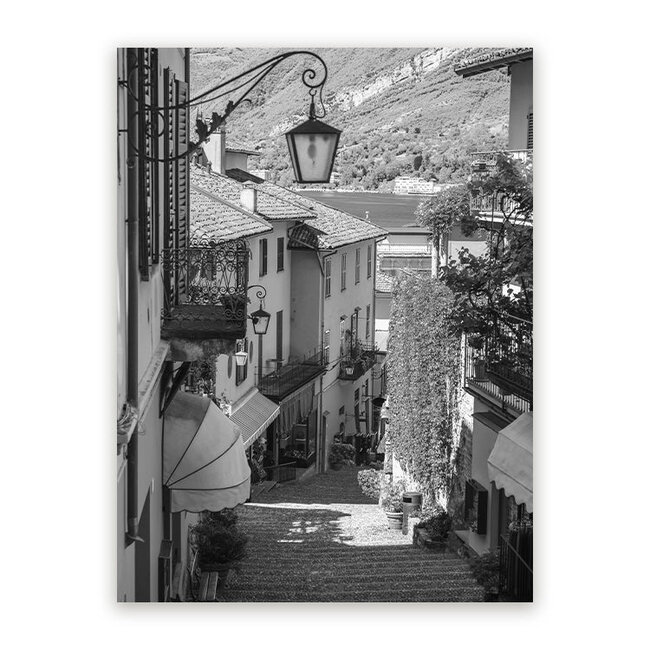 Sweet Living Schilderij Straatje bij het Comomeer - Zwart Wit - Staand