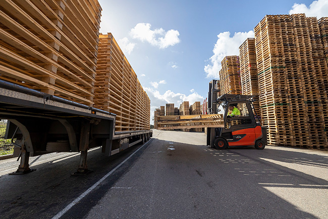 Pallets vervoeren met heftruck