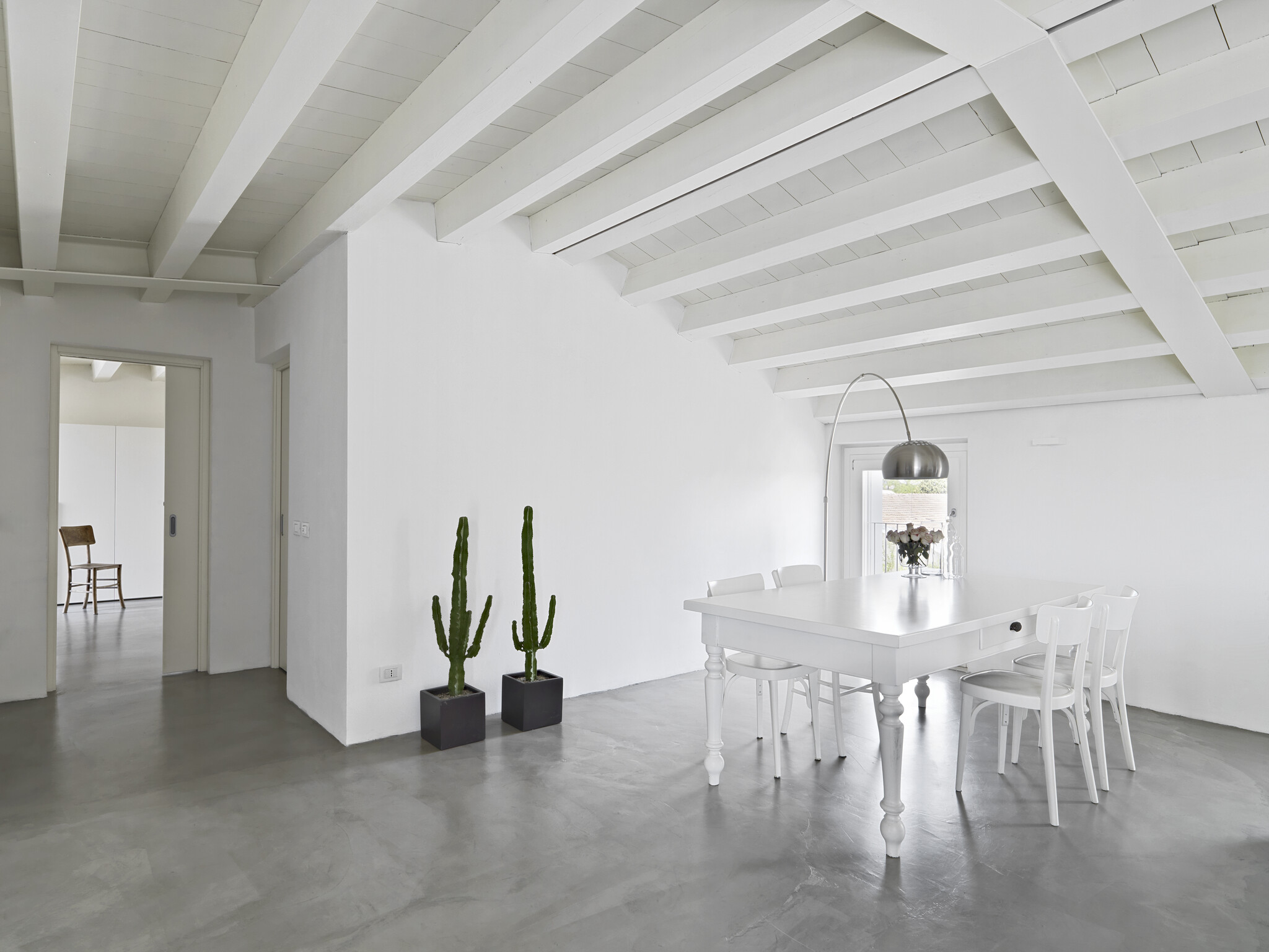 Oude egalinevloer verven in woonkamer