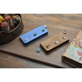 GranC wallet hoes lichtblauw met drukknopen voor de iPhone SE (2022 / 2020) / 8 / 7 / 6(s)