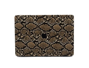 Lunso MacBook Pro 13 inch M1/M2 (2020-2022) cover hoes - case - Snake Pattern Brown