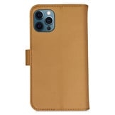 Vegan lederen en 100% Biologisch afbreekbare Bookcase hoes Cognac voor de iPhone 12 en iPhone 12 Pro