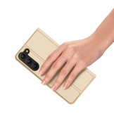 Samsung Galaxy S23 Slim Bookcase hoesje - Goud