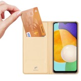 Samsung Galaxy A04s Slim Bookcase hoesje - Goud