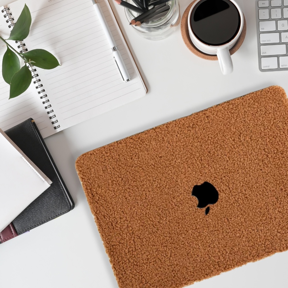 MacBook Air 15 inch (2023-2026) cover hoes - Teddy Puffy Bruin