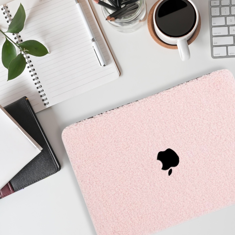MacBook Air 15 inch (2023-2025) cover hoes - Teddy Puffy Lichtroze