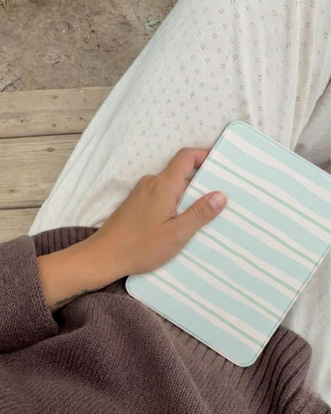 Kobo Clara BW / Clara Colour Hoesje - Vegan Saffiano Leren Sleep Cover - Met Handband en Auto Wake/Sleep - Soft Surf