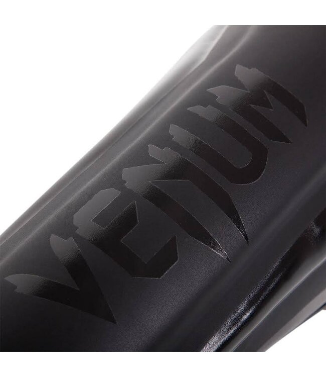 Venum Elite Shin Guards Black on Black – Premium Stand‑Up Protection for Kickboxing & Muay Thai