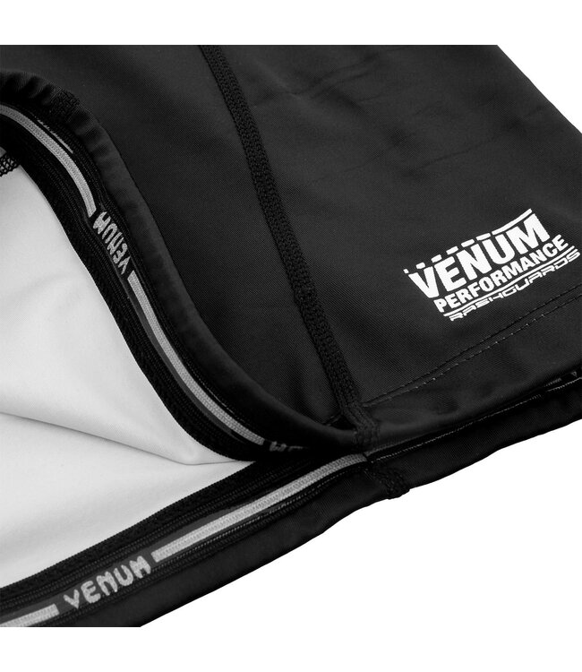Venum Giant Rashguard Black L / S door Venum MMA Fightwear