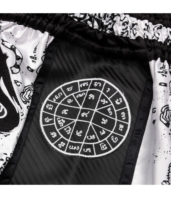 8 Wapens Muay Thai Short Carbon Sak Yant Tigers White