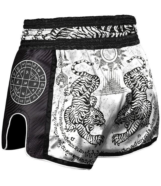 8 Wapens Muay Thai Short Carbon Sak Yant Tigers White