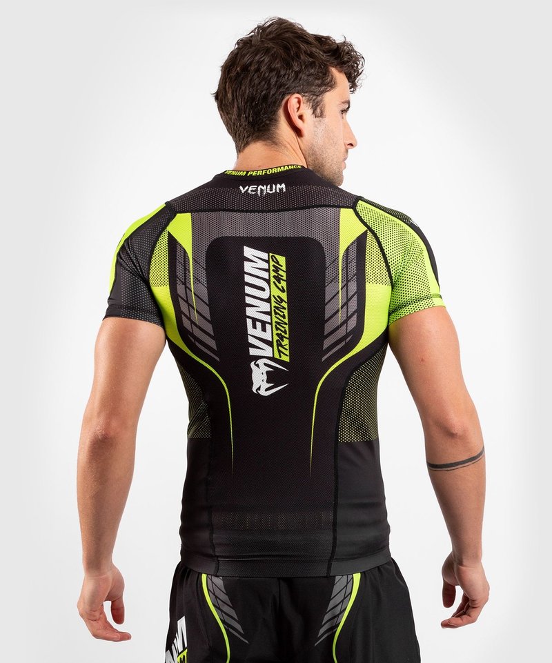 Venum Venum Training Camp 3.0 S/S Rash Guard Zwart Geel