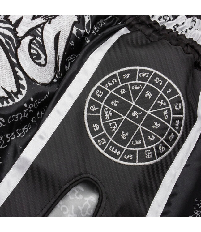 8 Weapons Muay Thai Short Carbon Sak Yant Tigers Zwart