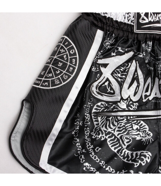 8 Weapons Muay Thai Short Carbon Sak Yant Tigers Schwarz