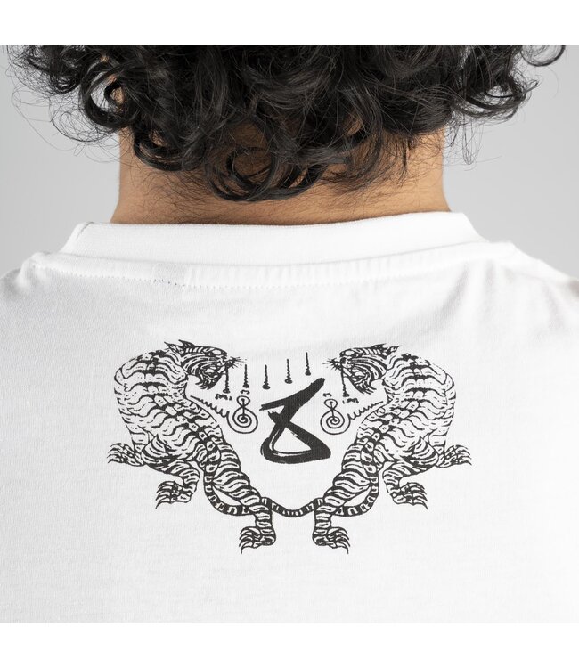 8 WEAPONS Muay Thai T-Shirt Eight Ways Yant White Red