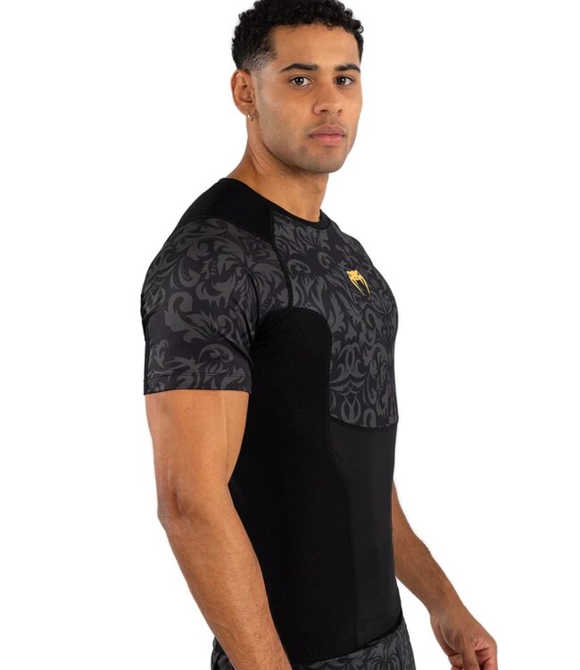 Venum Venum x Ilia Topuria Unmatched Rashguard Zwart Goud