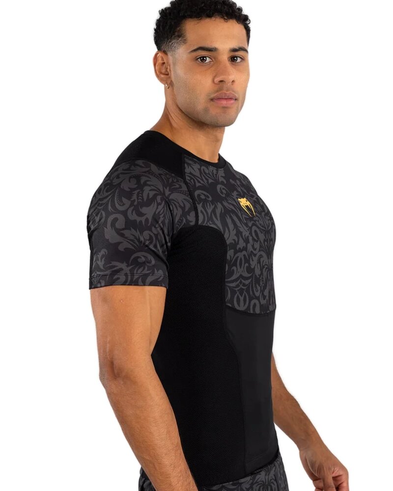 Venum Venum x Ilia Topuria Unmatched Rashguard Zwart Goud