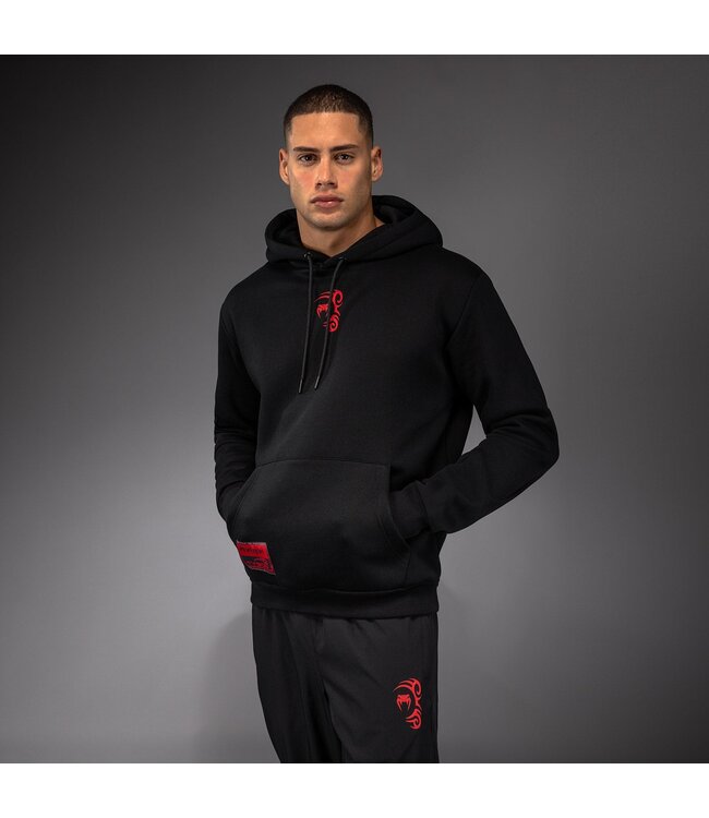 Venum x Mike Tyson Everyone Has a Plan Hoodie – Zwart/Rood – Comfortabele Trainingshoodie