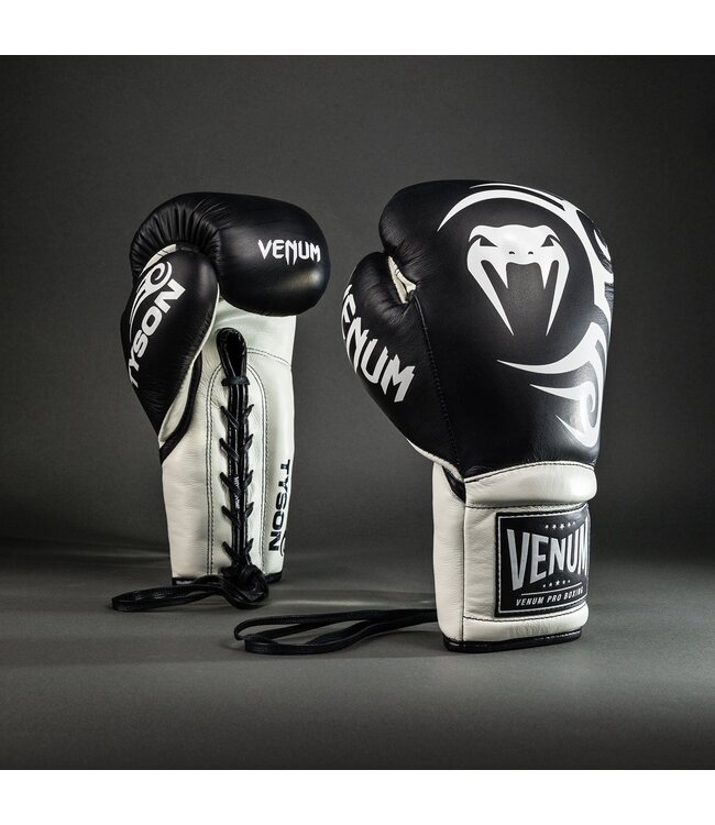 Venum Giant 2.0 Mike Tyson Pro Boxhandschuhe mit Schnürung – Tiefschwarz/Optisches Weiß