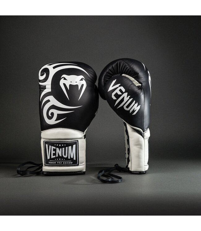 Venum Giant 2.0 Mike Tyson Pro Boxhandschuhe mit Schnürung – Tiefschwarz/Optisches Weiß