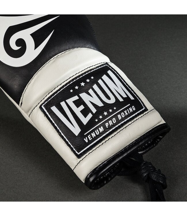 Venum Giant 2.0 Mike Tyson Pro Boxhandschuhe mit Schnürung – Tiefschwarz/Optisches Weiß