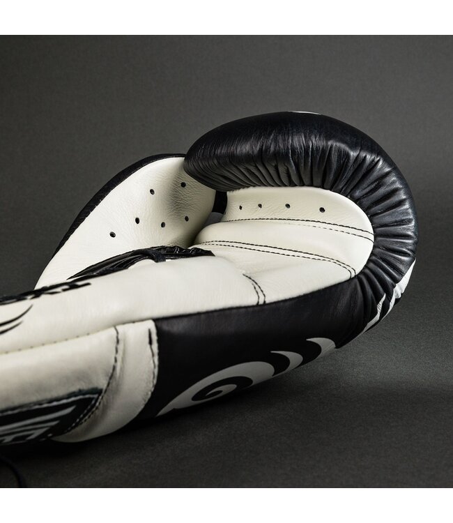 Venum Giant 2.0 Mike Tyson Pro Boxhandschuhe mit Schnürung – Tiefschwarz/Optisches Weiß