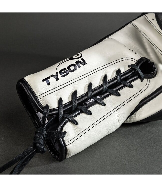 Venum Giant 2.0 Mike Tyson Pro Boxhandschuhe mit Schnürung – Tiefschwarz/Optisches Weiß