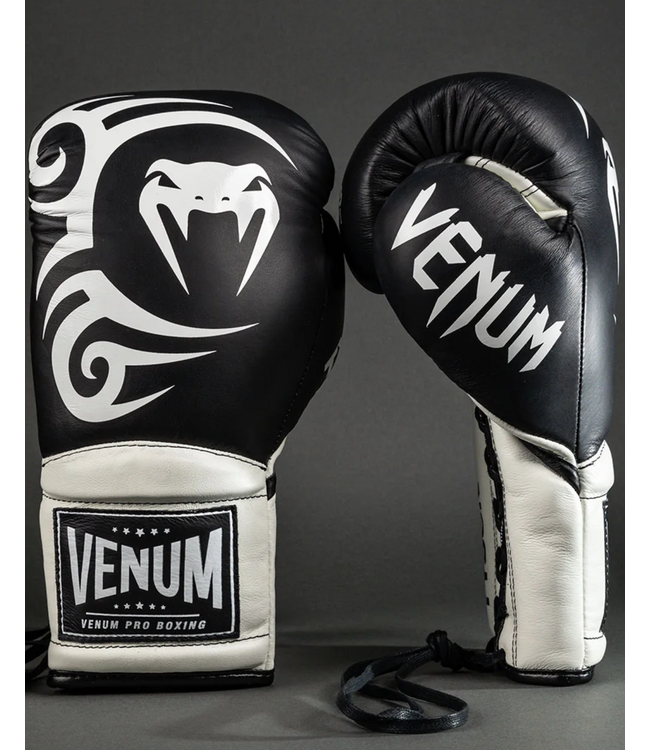 Venum Giant 2.0 Mike Tyson Pro Boxhandschuhe mit Schnürung – Tiefschwarz/Optisches Weiß