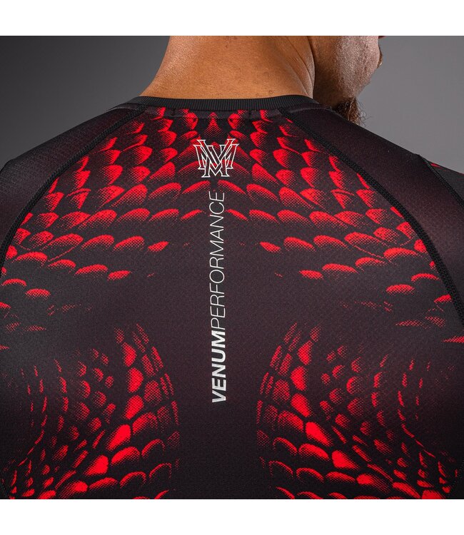 Venum Matupa Rashguard – Schwarz/Rot/Silber | Hochwertiges Kompressionsshirt für MMA, Grappling & Kickboxen