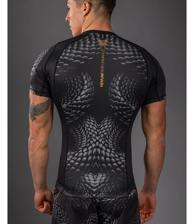 Venum Matupa Rashguard – Schwarz/Grau/Gold | Hochwertiges Kompressionsshirt für MMA, Grappling & Kickboxen