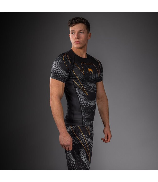 Venum Matupa Rashguard – Schwarz/Grau/Gold | Hochwertiges Kompressionsshirt für MMA, Grappling & Kickboxen
