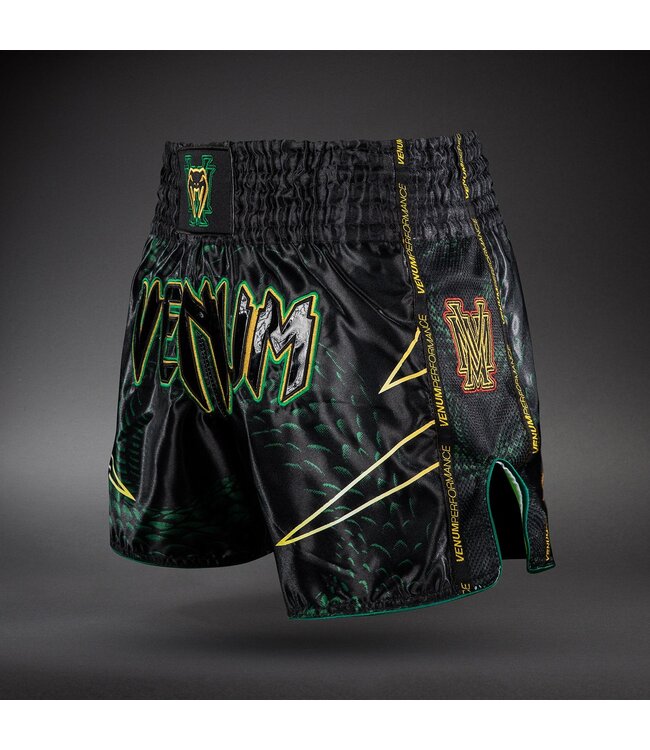 Venum Matupa Muay Thai Shorts schwarz/grün/gold. Leicht, flexibel und ideal für Muay Thai und Kickboxen. Premiumqualität für maximale Bewegungsfreiheit.
