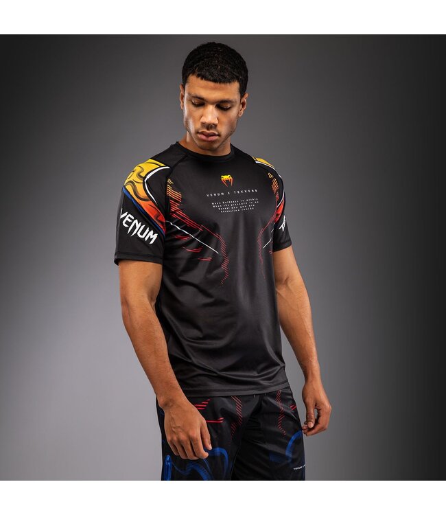 Venum x Tekken 8 Dry‑Tech T‑Shirt Yoshimitsu – Sneldrogend Performance Shirt voor MMA, Fitness & Kickboksen – Zwart/Oranje – Officiële Limited Edition