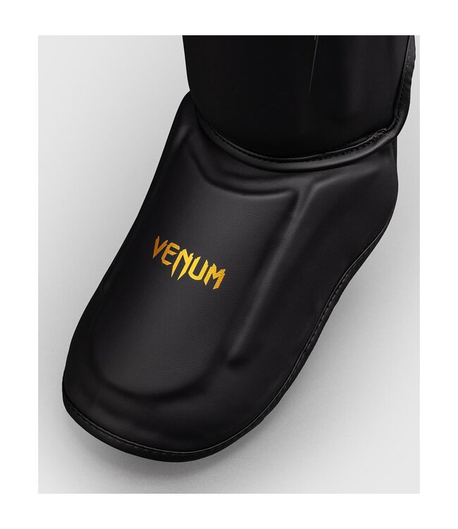 Venum Streamline Shin Guards – Premium Kickboxing Protection – Black/Gold
