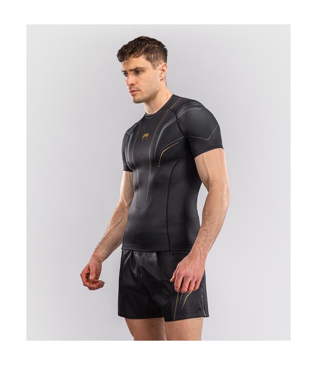 Venum Streamline Rashguard Korte Mouw Zwart/Goud – Voor MMA, BJJ, Kickboksen & Muay Thai
