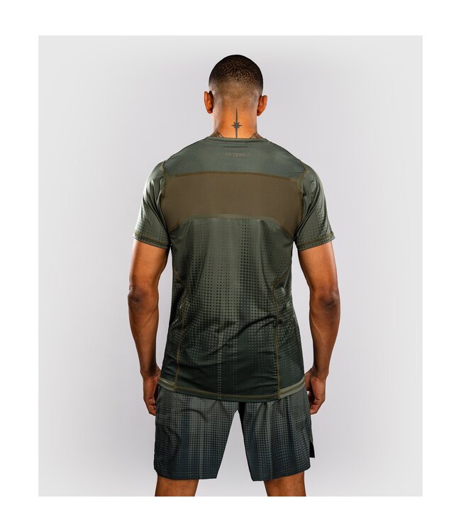 Venum Stealth Dry‑Tech T‑Shirt Khaki/Donkergroen – Sneldrogend Lichtgewicht Sportshirt voor Kickboksen & MMA