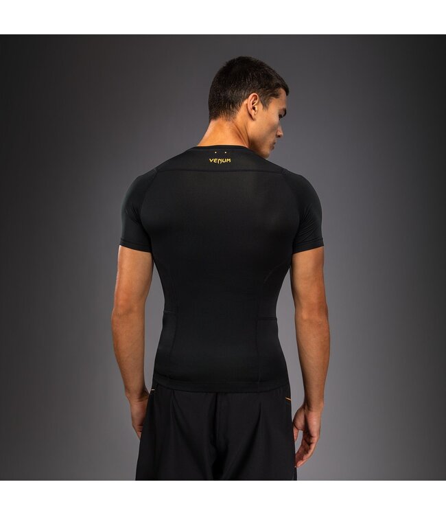 Venum G-Core Rashguard Korte Mouwen – Zwart/Goud voor Kickboksen & MMA