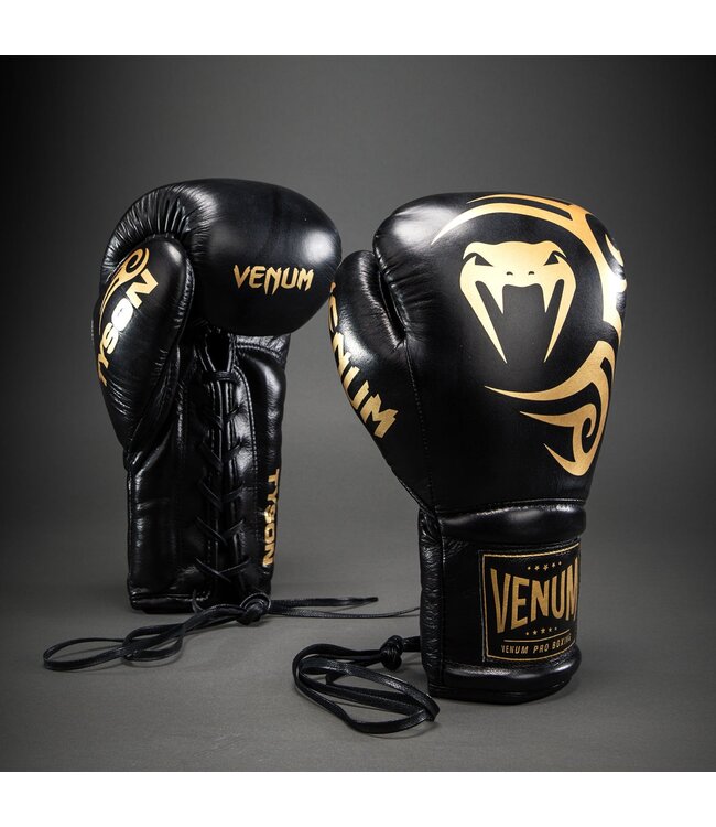 Venum Giant 2.0 Mike Tyson Pro Boxhandschuhe mit Schnürung – Schwarz/Gold