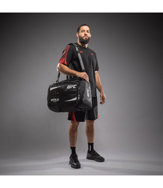 UFC Unity by Venum Fight Week Sporttasche mit Rucksack‑Duffel‑Design – Schwarz/Weiß