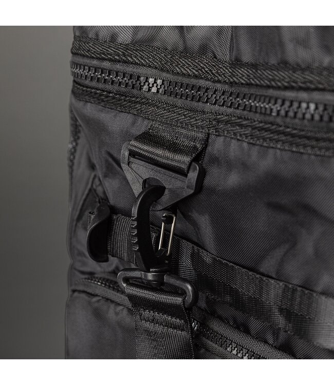 UFC Unity by Venum Fight Week Sporttasche mit Rucksack‑Duffel‑Design – Schwarz/Weiß